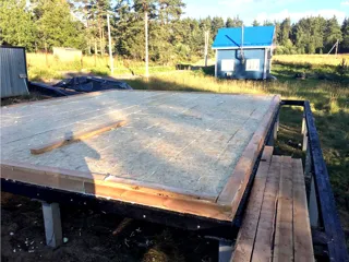 Haus nach individuellem Entwurf, Region Leningrad: Boden aus SIP-Paneelen auf Höhe 0
