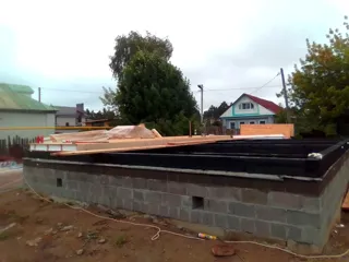 Haus nach Projekt „Majak“, Kineshma: Fundament und Grundrahmen