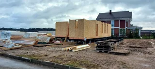 Haus nach individuellem Entwurf, Siedlung Severnyy: Wandmontage