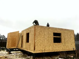 Haus nach Projekt „Amulet“, Dorf Agalatovo: Wandmontage
