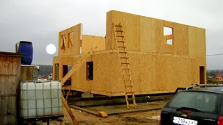 Haus nach Projekt „im Dorf“, Dorf Podolino: Wandmontage