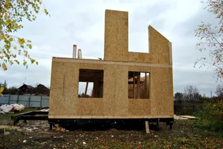 Haus nach Projekt „Solo“, Siedlung Vichuga: Wandmontage