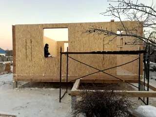 House based on the “Slavyanskiy Skit” design, Kadnikovo village: wall assembly