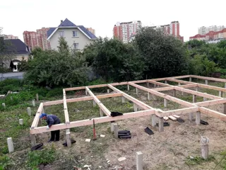 Haus nach Projekt „Tajna“, Krasnogorsk: Fundament und Grundrahmen