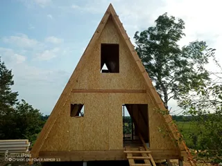 “A-Frame 57” projesine göre ev, Poddubnovo köyü: duvar montajı