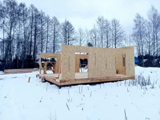 Haus nach Projekt „Jaroslawl“, Dorf Karmanovo: Wandmontage