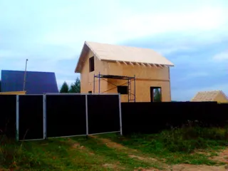 Haus nach Projekt „Amelija“, Dorf Gavshino: Obergeschoss und Dachgeschoss