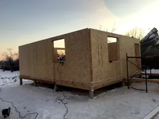 House based on the “Slavyanskiy Skit” design, Kadnikovo village: wall assembly
