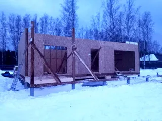 Özel projeye göre 104 m² ev, Kostroma bölgesi: duvar montajı