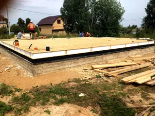 Haus nach Projekt „Forward“, Dorf Sholokhovo: Fundament und Grundrahmen