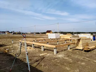 Haus nach Projekt „Mistika - K2.5“, Dorf Zdekhovo: Fundament und Grundrahmen