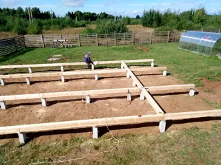 “Barnhouse 76.1” projesine göre 100 m² ev, Rodniki: temel ve alt bağlama kirişi