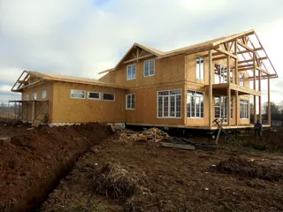 Haus nach Projekt „Barskoe pomeste“, Gebiet Kostroma: Wandmontage