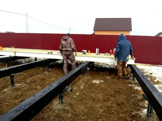 Haus nach Projekt „Sefir“, Siedlung Dubna: Fundament und Grundrahmen
