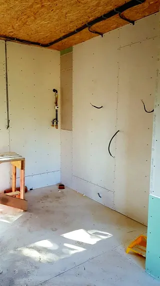 Haus, Projekt „Mistika - E2.8“, Dorf Kurdumovo: Innenarbeiten