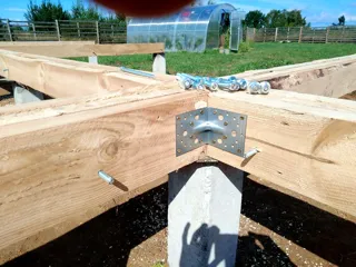 “Barnhouse 76.1” projesine göre 100 m² ev, Rodniki: temel ve alt bağlama kirişi