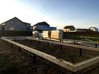 House built to a custom design, Pervyy settlement: foundation and sill strapping