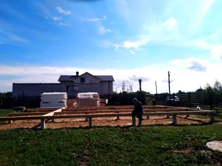 “Barnhouse 76.1” projesine göre 100 m² ev, Rodniki: temel ve alt bağlama kirişi