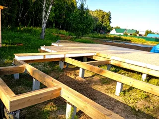 Haus nach individuellem Projekt, Chekhov: Fundament und Grundrahmen