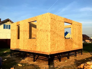 Haus nach Projekt „Alfa“, Siedlung Pervyy: Wandmontage