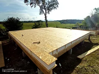 “A-Frame 57” projesine göre ev, Poddubnovo köyü: 0 kotunda SIP panel zemin