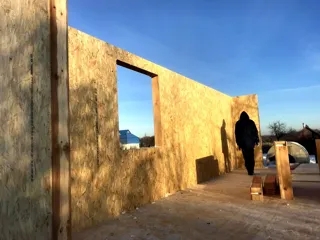 House based on the “Slavyanskiy Skit” design, Kadnikovo village: wall assembly