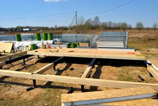 Haus nach Projekt „Ermak“, Dorf Vasilevo: Fundament und Grundrahmen
