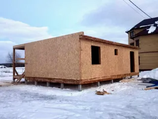 Özel projeye göre 104 m² ev, Kostroma bölgesi: duvar montajı