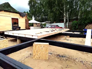 Haus nach Projekt „Slawjanskij Skit“, Dorf Dievo-Gorodishche: Fundament und Grundrahmen