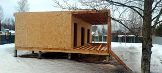 Haus 70 m², individuelles Projekt, SNT „Rjabinka“: Terrasse und Eingangstreppe