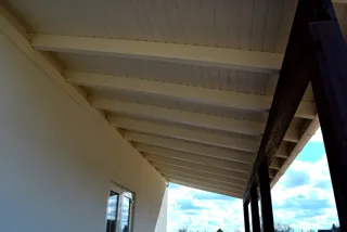 Haus nach Projekt „Sefir“, Dorf Kadnikovo: Terrasse und Eingangsbereich