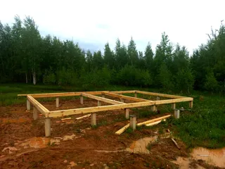 Haus 45 m² nach Projekt „Vivat 2.8“, Siedlung Nekrasovskoe: Fundament und Grundrahmen