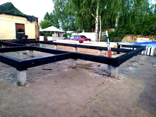 Haus nach Projekt „Slawjanskij Skit“, Dorf Dievo-Gorodishche: Fundament und Grundrahmen