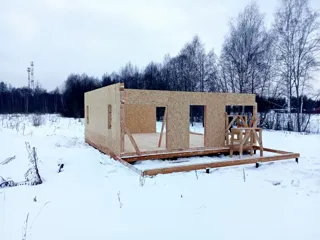 Haus nach Projekt „Jaroslawl“, Dorf Karmanovo: Wandmontage