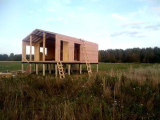 Haus nach individuellem Entwurf, Dorf Turovo: Wandmontage
