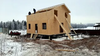 Haus nach Projekt „Jessentuki 8x8“, Dorf Kadnikovo: Wandmontage