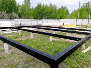 Haus nach Projekt „Mistika - S2.8“, Dorf Kukarino: Fundament und Grundrahmen