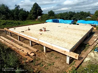 Haus nach individuellem Entwurf, Gebiet Kostroma: Boden aus SIP-Paneelen auf Höhe 0