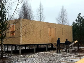 Haus nach Projekt „Korsar - D2.8“, Siedlung Gustomesovo: Wandmontage
