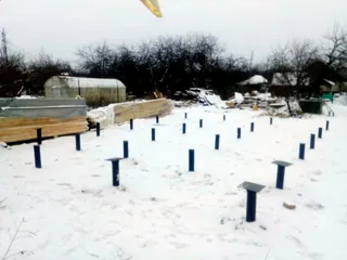 Haus nach Projekt „Wdochnowenie“, Wyksa: Fundament auf Schraubpfählen