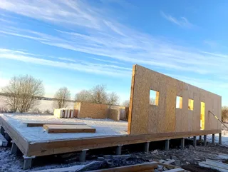 Haus nach individuellem Entwurf, Region Leningrad: Wandmontage