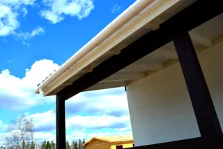 Haus nach Projekt „Sefir“, Dorf Kadnikovo: Terrasse und Eingangsbereich