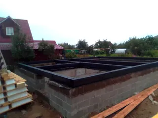 Haus nach Projekt „Majak“, Kineshma: Fundament und Grundrahmen