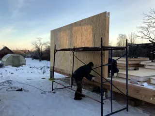 House based on the “Slavyanskiy Skit” design, Kadnikovo village: wall assembly