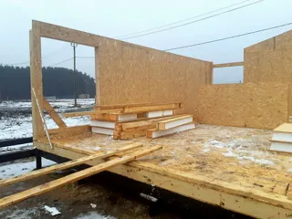 House based on the “Half-timbered 98” design, Borisovo village: wall assembly