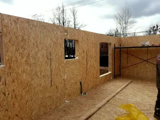 Haus nach individuellem Entwurf, Dorf Yudino: Wandmontage