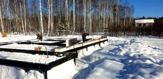 House built to a custom design, Sankt-Peterburg: foundation and sill strapping