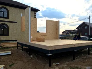 Haus nach Projekt „Alfa“, Siedlung Pervyy: Wandmontage