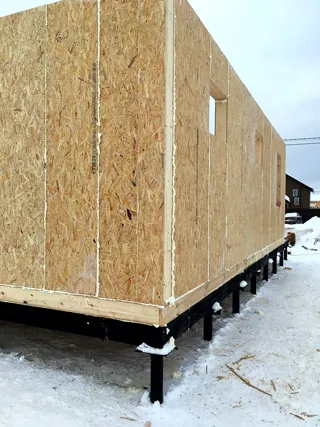 Haus nach Projekt „Akkord“, Siedlung Pervyy: Wandmontage