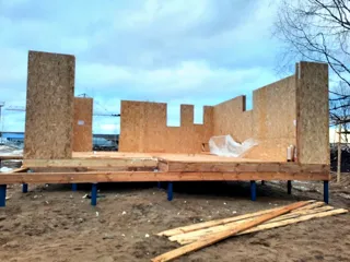 Özel projeye göre 130 m² ev, Ukhta: duvar montajı